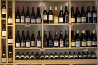 bouteille de vin rangées chez kamarade